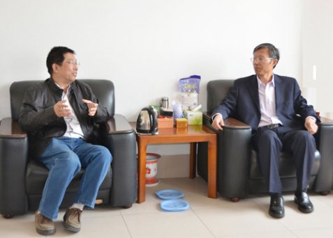 副院长王雷亭与赵颖教授交流