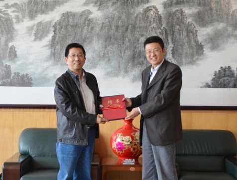 副院长殷敏为赵颖教授颁发客座教授聘书